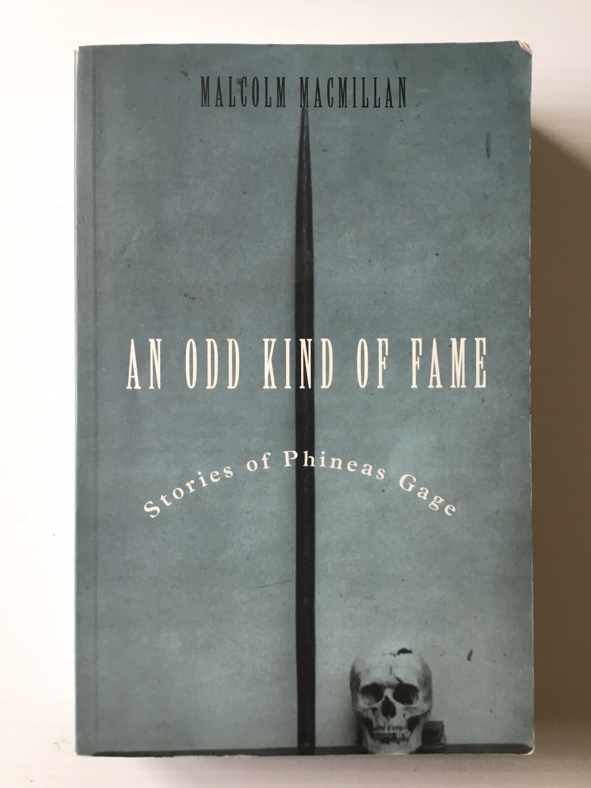 AN ODD KIND OF FAME: STORIES OF PHINEAS GAGE Malcolm Macmillan Paperback 2000