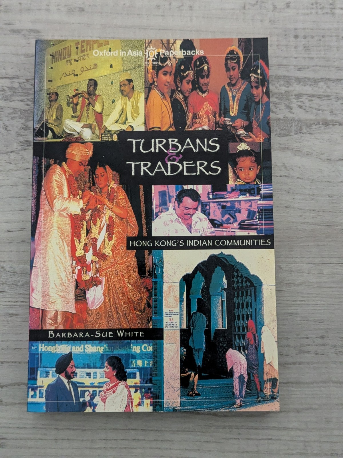 Turban Traders: Hong Kong’s Indian Communities; B. White – PB/VG+