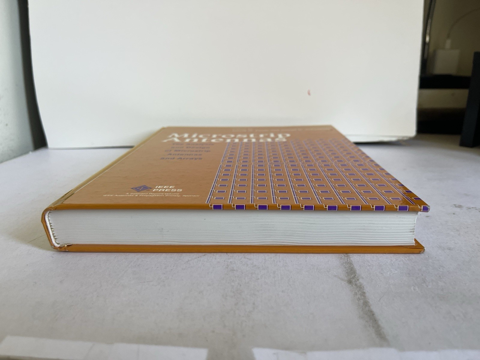 Microstrip Antennas : The Analysis and Design of Microstrip Antennas and Arrays
