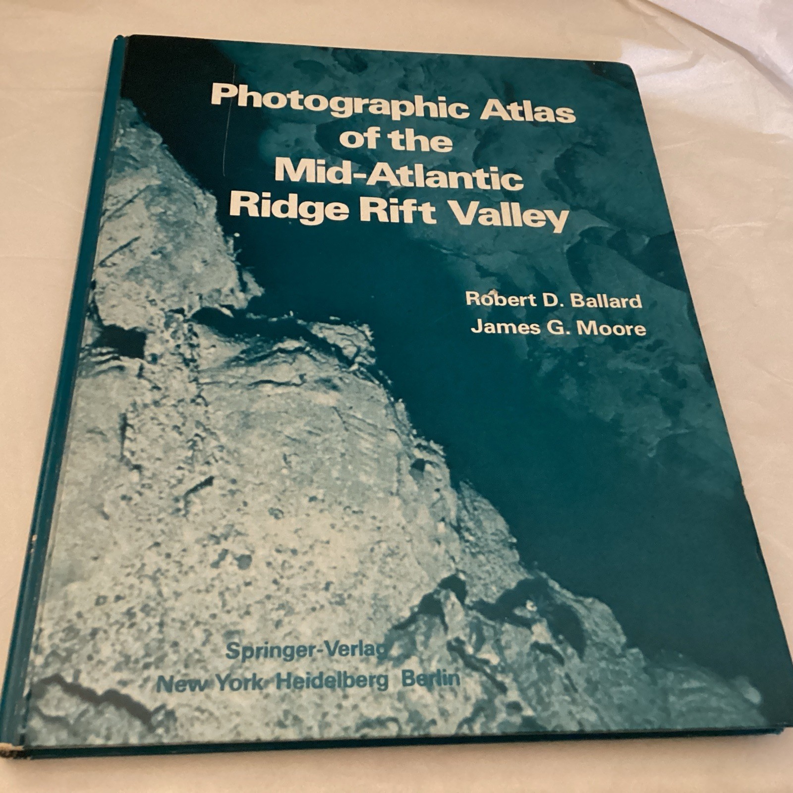 Photographic Atlas of the Mid-Atlantic Ridge Rift Valley Robert Ballard